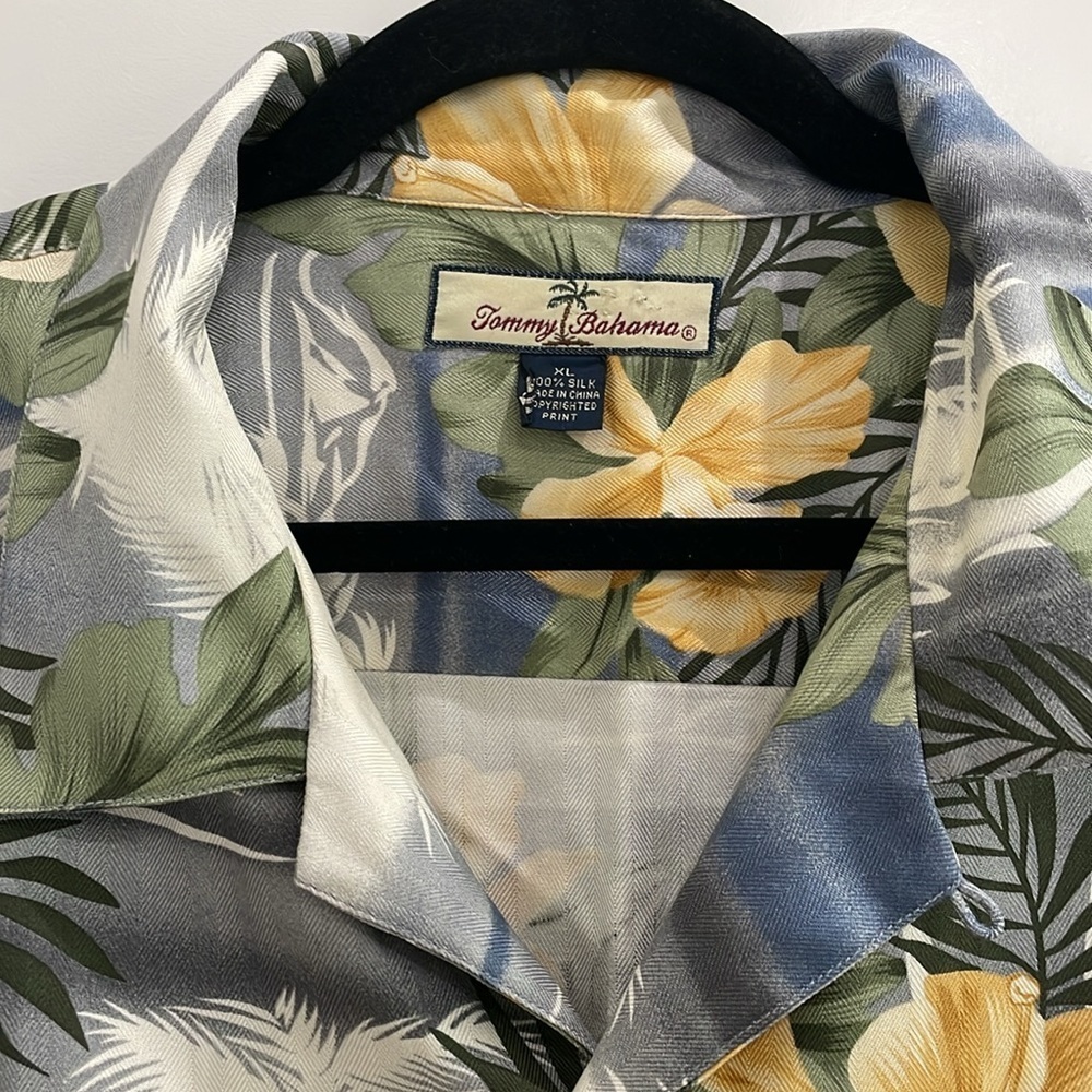 Tommy Bahama Men's Button Up Hawaiian Floral Shirt
100% Silk Size XL - Picture 4 of 13